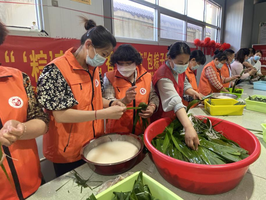 青口供電所黨支部聯(lián)合生產(chǎn)生活服務(wù)中心分會(huì)、黃沙坨社區(qū)，共同舉辦“悠悠艾草香 濃濃端午情”系列活動(dòng)。.png